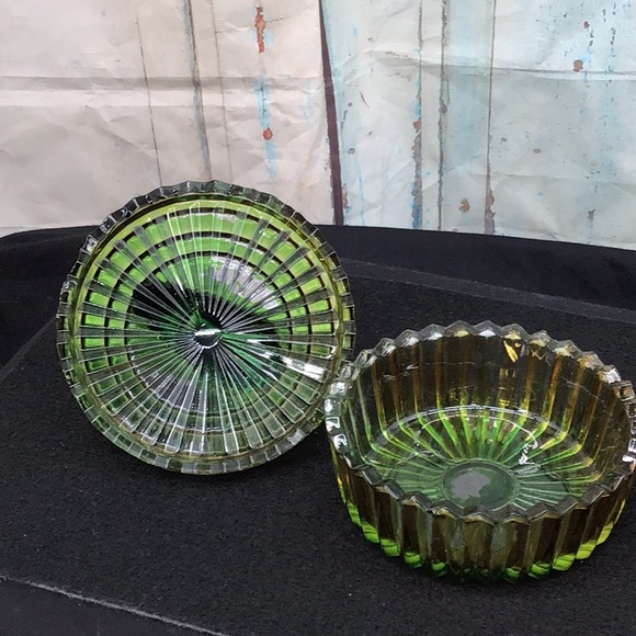 Green Glass Swan Powder dish / Lipstick holder - Picture 5 of 11